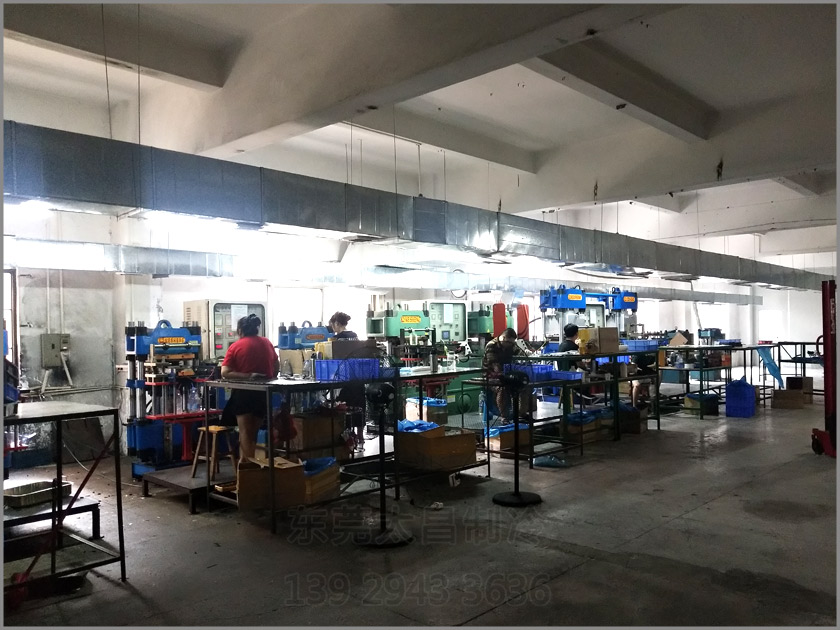 樟木頭吸盤廠車間降溫工程,環(huán)?？照{(diào),車間降溫,大型空調(diào),廠房降溫,潤東方環(huán)?？照{(diào)